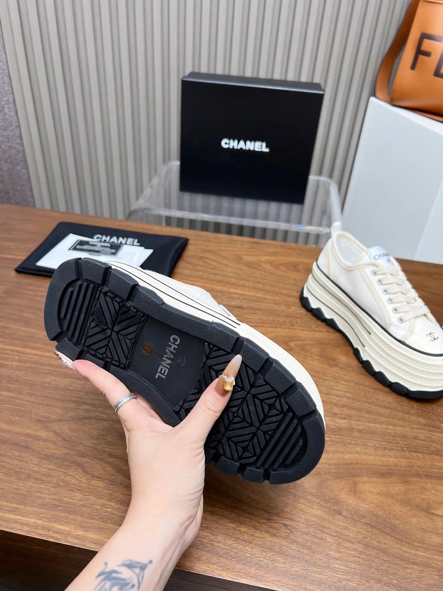 👟👟Ex-factory price 460👟👟 Top version, original quality! ! ! Chanel Chanel - 2025 biscuit shoes, the top casual sports shoes in the counter. This classic design; the style of the upper is made of various craftsmanship; the outsole is fashionable and sporty; the unusual inclusion of a variety of color matching elements... The diversified mix and match is very beautiful and versatile, casual, fashionable, sports and outdoor can be taken into account... ꫛꫀꪝ Go➫ Material: ❶Upper made of: original canvas ❷Inside made of: sheepskin ❸Outsole based on: Original TPU combination outsole, counter quality packaging, complete set for women 35–40